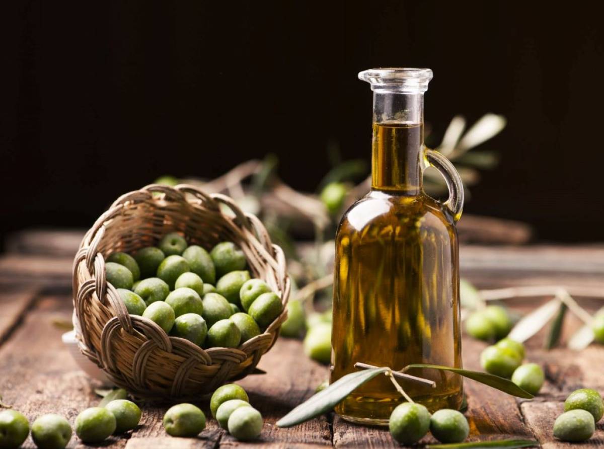 Olive, alimento simbolo della cucina mediterranea, alleato della salute da cui si ricava l'oro liquido: l'olio EVO